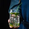 Glazen beker in blikvorm met groen rietje, schattig bedrukt design voor koude drankjes. - 400ml / Varken