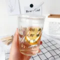 Glazen waterbeker met rietje, doorzichtige hittebestendige drinkbeker met deksel en gouden letters. - Gouden Letter