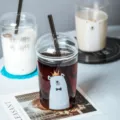 Kreative hitzebeständige Glas-Wasserflasche mit Strohhalm und Deckel, Saftbecher. - Kronenbär
