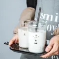 Hitzebeständiger Glas-Wasserbecher mit Strohhalm und Deckel, süßes Bärenmuster, großes Gefäß. - Vogel Bär