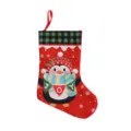 Detalle de calcetín navideño con lindo pingüino, puño a cuadros rojos y diseño festivo. - Calcetín de Navidad a Cuadros - Pingüino