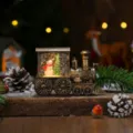 Weihnachts-Schneekugel Zug Nachtlicht, leuchtende wassergefüllte festliche Tischdekoration. - Schneemann