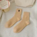 Verdichtete Damen Wintersocken in Kamelbraun mit süßem schwarzen Katzenstickerei Design. - Einheitsgröße / Gelb
