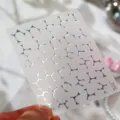 Adesivi per nail art totem scuro metallico argento con motivi a stella Y2K su foglio M1527 - Spine Stellari Stampa Argento (M1527) / Stampa a caldo