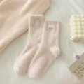 Calcetines de invierno suaves y cálidos para mujer, calcetines peludos gruesos para casa. - Talla única / Estilo de corazón / Rosa Claro