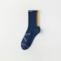 Dunkelblaue sportliche Socken mit orange-weißen Seitenstreifen und atmungsaktiver Struktur. - Einheitsgröße / Marineblau