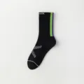 Herren sportliche Mittelsocken atmungsaktive Laufsocken in schwarz mit grünen Streifen. - Einheitsgröße / Schwarz