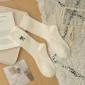 Ζεστό κρεμ πλεκτό γυναικείο κάλτσα με χαριτωμένο κέντημα φιόγκο για τον χειμώνα. - Ένα μέγεθος / Λευκό Γάλακτος