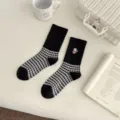 Chaussettes mi-hautes à carreaux noirs et blancs pour femmes, chat brodé mignon en coton d'hiver. - Taille unique / Noir