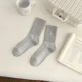 Chaussettes longues d'hiver pour femmes en coton gris avec motif de chat et carreaux. - Taille unique / Gris clair