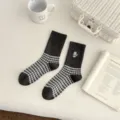 Chaussettes longues grises à carreaux pour femme avec broderie chat, douces et stylées. - Taille unique / Gris foncé