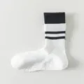 Chaussettes de yoga en coton blanc avec rayures noires, semelle antidérapante fitness. - Taille unique / Blanc