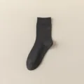 Heren effen donkergrijze halverwege kuit katoenen sokken ademende zakelijke kleding. - Eén maat / Inktgrijs