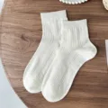 Calzini a tubo medio traspiranti in rete bianca da donna estate cotone tinta unita stile pulito - Taglia unica / Costine Verticali
