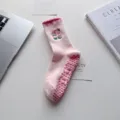 Chaussettes de yoga mi-hautes roses avec poignées en silicone antidérapantes en cœur pour le sport. - Taille unique / Thé de l'Après-midi Rose