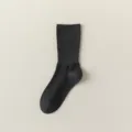 Dunkelgraue einfarbige Baumwoll-Mittelsocken für Damen, weich, warm und bequem im Herbst. - Einheitsgröße / Dunkelgrau