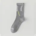 Herren mittelhohe Sportsocken atmungsaktive graue Lauf- und Basketballsocken mit Streifen - Einheitsgröße / Grau