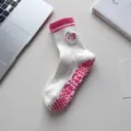 Weiße Yoga-Socken mit Bären-Stickerei und rutschfesten rosa Herz-Silikongriffen für Fitness. - Einheitsgröße / Rosaroter Herzbär