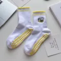 Chaussettes de yoga blanches en coton avec poignées en cœur et broderie d'abeille pour fitness. - Taille unique / Abeille Jaune