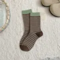 Stylates retro gynaikeies mesaios ypsous kaltses me kafe kai leukes riges kai prasino. - Ένα μέγεθος / Καφέ