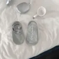 Chaussettes de yoga grises pour femmes avec brides croisees et points antiderapants. - Taille unique / Gris clair