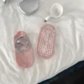 Chaussettes de yoga antidérapantes roses pour femmes, chaussettes fines avec brides croisées pour fitness. - Taille unique / Rose Pêche