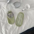 Chaussettes de yoga vert clair pour femmes avec grip antidérapant et lanières sport. - Taille unique / Vert Tendre