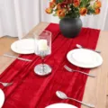 Dettaglio runner da tavola in velluto rosso con texture morbida ed elegante decorazione. - 74*305 cm / Rosso