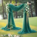Vista dettagliata del drappo in chiffon verde per arco nuziale e decorazione di sfondo floreale. - Verde Scuro