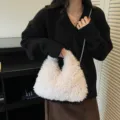 Stilvolle Eimer-Tasche aus flauschigem Lammwoll-Imitat mit silberner Kette in zartem Rosa - Gebrochenes Weiß