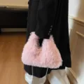 Stilvolle flauschige rosa Umhängetasche aus Lammwollimitat mit eleganter Silberkette - Rosa