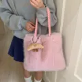 Weiche rosa Plüsch-Handtasche mit geflochtenen Griffen und niedlichem Croissant-Anhänger - Rosa Mit Anhänger