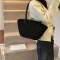 Elegante bolso de hombro negro de lana de cordero sintética para mujer, accesorio de invierno - Negro