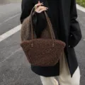 Elegante bolso de hombro de imitación de lana de cordero marrón oscuro con textura suave - Café
