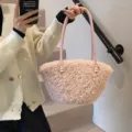 Elegante bolso de hombro de lana de cordero sintética rosa para el estilo de invierno - Rosa