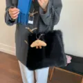 Schwarze Kunstfell-Tasche mit großer Kapazität und geflochtenen Griffen für den Winter - Schwarz Mit Kaninchenanhänger