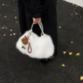 Weiche trendige weiße Kunstfell Kissentasche für Damen Herbst Winter Modekollektion - Mit Anhänger / Weiß