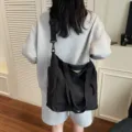 Borsa tote grande in tela nera da donna con tracolla regolabile e tasca laterale pratica - Nero
