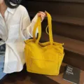 Grande borsa tote gialla in tela da donna per il pendolarismo e l'uso quotidiano. - Giallo