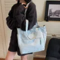 Grande borsa tote in nylon celeste per donna per il pendolarismo e la scuola con tasca zip - Blu