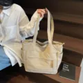 Grande borsa tote in tela beige per pendolari con tasche laterali e zip frontale. - Cachi