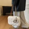 Modische cremeweiße Kunstfelltasche mit Kettenriemen und Hasenanhänger - Mit Hasenanhänger / Gebrochenes Weiß