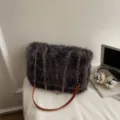Dunkelgraue Kunstfell Umhängetasche mit goldener Kette für winterliche Pendlermode - Einzelne Tasche / Dunkelgrau