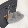 Elegante graue Plüsch-Schultertasche mit flauschigem Monster-Anhänger für Herbst - Umhängetasche Achselkissen / Grau Mit Anhänger