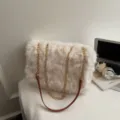 Elegante cremeweiße Umhängetasche aus Kunstpelz mit Kette für das Winter-Outfit - Einzelne Tasche / Gebrochenes Weiß