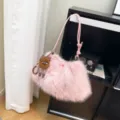 Elegante rosa Kunstfell-Schultertasche mit niedlichem Monster-Anhänger für den Winter - Umhängetasche Achselkissen / Rosa Mit Anhänger