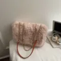 Elegante rosa Kunstfell-Umhängetasche mit goldener Kette für Herbst und Winter. - Einzelne Tasche / Rosa