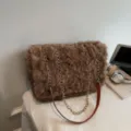 Stilvolle braune Kunstpelz-Kettentasche mit Lederriemen für Herbst- und Winter-Outfits - Einzelne Tasche / Kaffeebraun