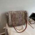 Elegante graue Plüsch-Schultertasche mit goldener Kette für die trendige Wintermode - Einzelne Tasche / Hellgrau
