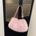 Stilvolle rosa Kunstpelz-Unterarmtasche, ein kuscheliges Accessoire für die Wintermode - Umhängetasche Achselkissen / Rosa - Einzelne Tasche